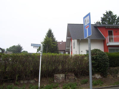 Das Bild zeigt das Verkehrszeichen Nr. 357-50. Im Hintergrund ist ein Straßenschild der Vieselerhofstraße zu sehen.