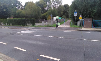 Ein Radfahrer setzt zur Überquerung der Adelenstraße an.