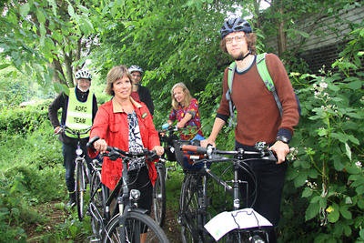 Fünf Personen mit ihren Fahrrädern auf dem Verbindungsweg