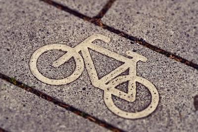 Ein Fahrrad-Piktogramm auf einem Pflasterstein
