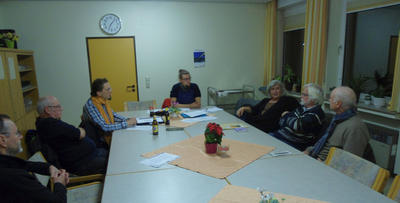 Die GRÜNEN im Stadtbezirk Aplerbeck und Gäste sitzen an einem Tisch und diskutieren über das bedingungslose Grundeinkommen.