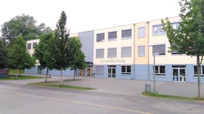 Das Bild zeigt das Gebäude der Friedrich-Ebert-Grundschule in Schüren