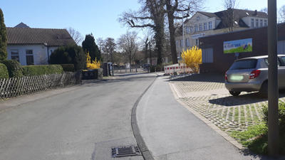 Die Niergartenstraße auf der Höhe des Kindergartens.