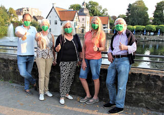 Die fünf neuen GRÜNEN Bezirksvertreter stehen vor Haus Rodenberg, tragen grüne Masken und halten die Daumen hoch